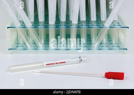 Test PCR per screening in scimmipox. Tamponi. 'Variole du singe' scritto in francese. Foto Stock