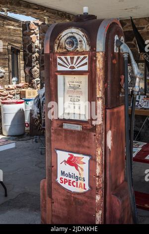 Vintage gas Pump presso il Cool Springs gas Station sulla Route 66, vicino a Oatman, Arizona Foto Stock