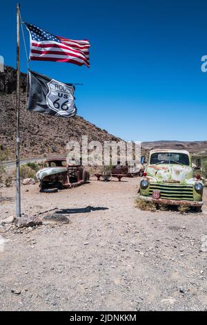 L'auto d'epoca si trova all'esterno del distributore di benzina Cool Springs sulla Route 66 vicino a Oatman, Arizona. Foto Stock