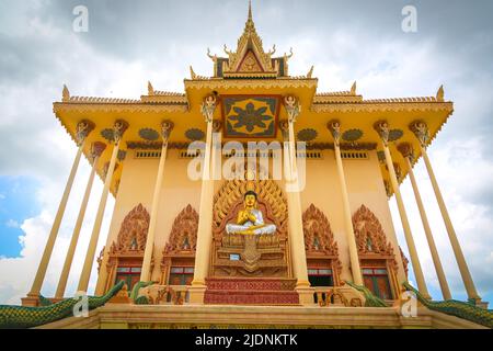 Tempio buddista d'oro in Cambogia Foto Stock