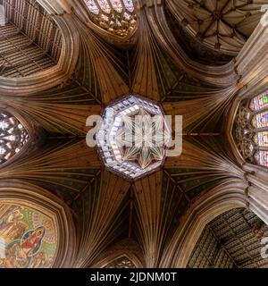 Ely, Regno Unito - 12 giugno 2022: Vista del soffitto ornato e storico dell'altare ottagonale nella marina centrale della Cattedrale di Ely Foto Stock