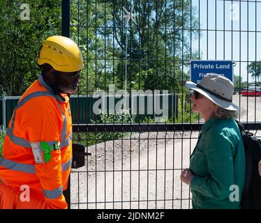 Harefield, Uxbridge, Regno Unito. 22nd giugno 2022. Una Guardia di sicurezza del HS2 chiude il cancello sulla baronessa Jenny Jones di Moulsecoomb mentre si trova al di fuori del composto del HS2. Nonostante l'età media del partito sia ben oltre 60 anni e il fatto che si trovavano in piedi su un terreno pubblico al di fuori della scherma del HS2, HS2 Security ha richiesto il backup. Credit: Maureen McLean/Alamy Live News Foto Stock