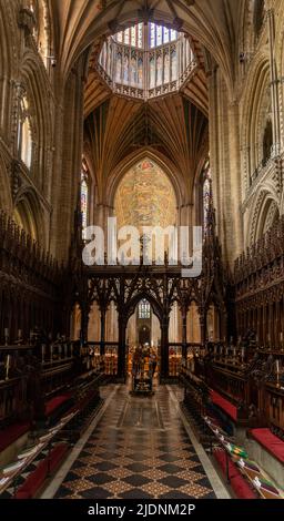 Ely, Regno Unito - 12 giugno 2022: Vista del coro e presbiterio dell'altare maggiore nella Cattedrale di Ely Foto Stock