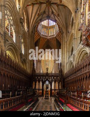 Ely, Regno Unito - 12 giugno 2022: Vista del coro e presbiterio dell'altare maggiore nella Cattedrale di Ely Foto Stock