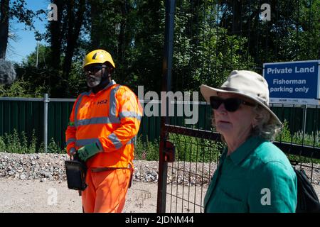 Harefield, Uxbridge, Regno Unito. 22nd giugno 2022. Una Guardia di sicurezza del HS2 chiude il cancello sulla baronessa Jenny Jones di Moulsecoomb mentre si trova al di fuori del composto del HS2. Nonostante l'età media del partito sia ben oltre 60 anni e il fatto che si trovavano in piedi su un terreno pubblico al di fuori della scherma del HS2, HS2 Security ha richiesto il backup. Credit: Maureen McLean/Alamy Live News Foto Stock