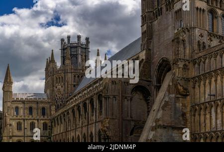 Ely, Regno Unito - 12 giugno 2022: Dettaglio architettonico dell'esterno della Cattedrale di Ely con la famosa torre ottagonale Foto Stock