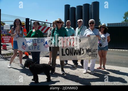 Harefield, Uxbridge, Regno Unito. 22nd giugno 2022. Un composto del HS2 a Harefield che include un ex SSSI a Broadwater Lake. Hillingdon Green Party Co-ordinatore, Sarah Green e Stop HS2 ambientalisti hanno incontrato la baronessa Jenny Jones di Moulsecoomb del Partito Verde oggi fuori dalla Harvil Road Compound HS2 per discutere l'impatto che HS2 stanno avendo sulla falda acquifera e le forniture d'acqua. Nonostante l'età media del partito fosse superiore a 60 anni e il fatto che si trovassero in piedi su un terreno pubblico al di fuori della recinzione del HS2, HS2 Security chiedeva il backup. Credit: Maureen McLean/Alamy Live News Foto Stock