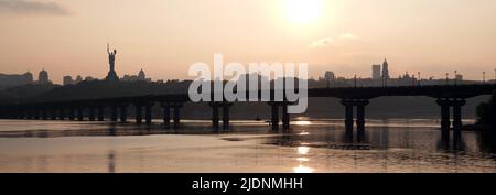 Kiev, Ucraina 1 maggio 2020: Ponte Paton sul fiume Dnieper, invecchiamento, arrugginimento e necessità di riparazione Foto Stock