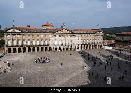 Spagna, Santiago de Compostela, Galizia. Dalla Cattedrale si affaccia sulla Plaza de Obradoiro e sul Municipio (Palacio de Rajoy). Foto Stock