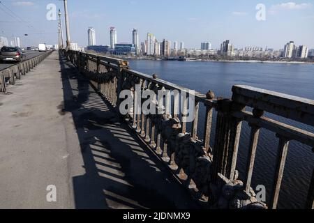 Kiev, Ucraina 18 marzo 2020: Ponte Paton sul fiume Dnieper, invecchiamento, arrugginimento e necessità di riparazione Foto Stock