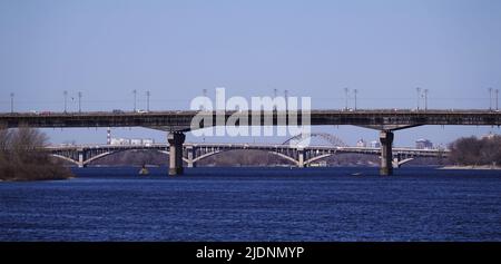 Kiev, Ucraina 13 marzo 2020: Ponte Paton sul fiume Dnieper, invecchiamento, arrugginimento e necessità di riparazione Foto Stock