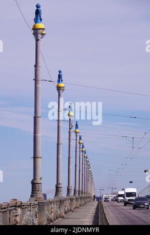 Kiev, Ucraina 13 marzo 2020: Ponte Paton sul fiume Dnieper, invecchiamento, arrugginimento e necessità di riparazione Foto Stock