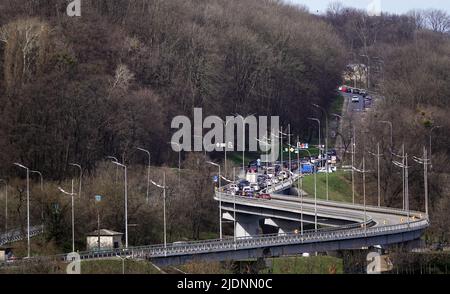 Kiev, Ucraina 13 marzo 2020: Strada a serpentina verso la cima al centro di Kiev Foto Stock