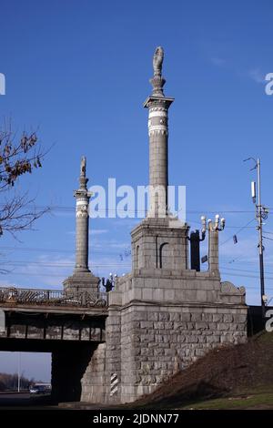 Kiev, Ucraina 21 gennaio 2020: Città, ponte di Kiev sul fiume Dnieper, che prende il nome da Paton, invecchiamento, arrugginimento e necessità di riparazione Foto Stock