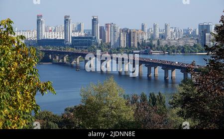 Kiev, Ucraina 2 ottobre 2021: Ponte sul fiume Dnieper che prende il nome da Paton con molte auto Foto Stock