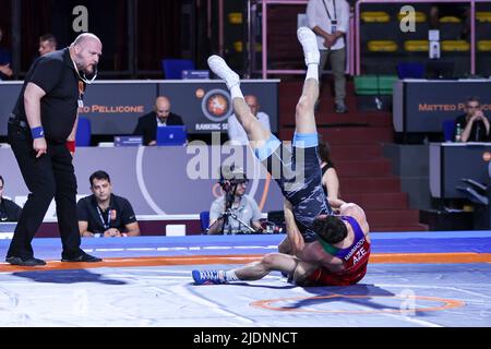 Roma, Italia. 22nd giugno 2022. Murad Mammadov (AZE) vs Eldaniz Azizli (AZE) GR 60kg nel corso del 2022 Ranking Series (day1), Wrestling a Roma, Italia, Giugno 22 2022 Credit: Independent Photo Agency/Alamy Live News Foto Stock