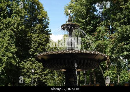 Kiev, Ucraina 20 luglio 2020: Antica fontana della città nel parco Mariinsky della città di Kiev Ucraina Foto Stock