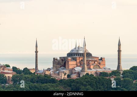 Hagia Sophia al tramonto, l'ex cattedrale e la moschea ottomana a Istambul, Turchia Foto Stock