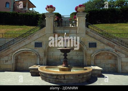 Odessa, Ucraina 20 luglio 2021: La fontana della città di Odessa sulla 'Spiaggia d'Oro' Foto Stock