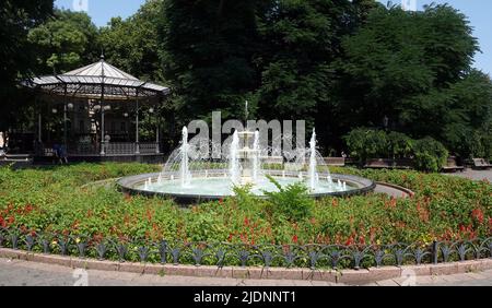 Odessa, Ucraina 20 luglio 2021: La fontana principale della città di Odessa in via Deribasovskaya Foto Stock
