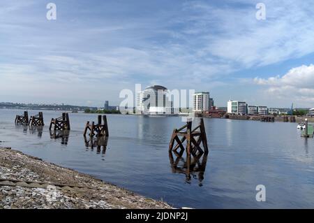 Vista del St David's Hotel (Voco) attraverso la baia di Cardiff con vecchi ormeggi in legno - chiamati delfini. 2022 Foto Stock