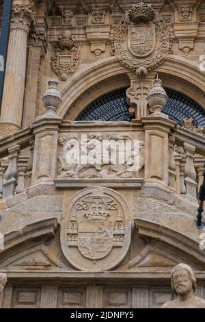 Spagna, Santiago de Compostela, Galizia. Santiago Matamoros (San Giacomo il Moro Slayer) scolpito in pietra che si avvicina all'ingresso principale della cattedrale. Foto Stock