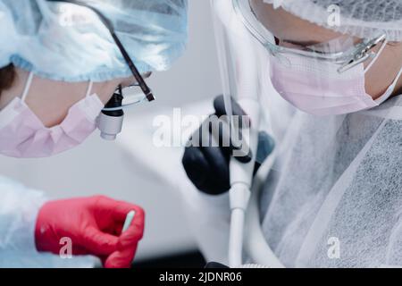 Dentisti femmine al lavoro. Foto in primo piano. Foto di alta qualità Foto Stock