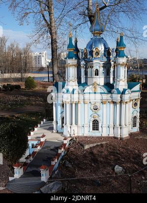 Kiev, Ucraina 11 novembre 2021: Museo delle Miniature - un edificio in miniatura della Chiesa di Sant'Andrea nella città di Kiev Foto Stock