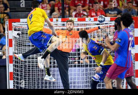 Colonia, Germania. 19th giugno 2022. Da sinistra a destra Szymon SICKO (Kielce), goalwart Gonzalo PEREZ DE VARGAS MORENO (Barca), tiro, duelli, azione, pallamano Champions League finale quattro, finale FC Barcelona (Barca) vs. Lomza vive Kielce 37:35 dopo sette metri, su 19,06 .2022 a Colonia/Germania. Â Credit: dpa/Alamy Live News Foto Stock
