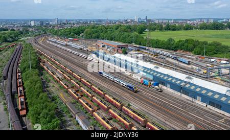 Classe Northerns 195 195020 12:18 da Leeds a York passa Neville Hill Depot. 17th maggio 2022. Foto Stock