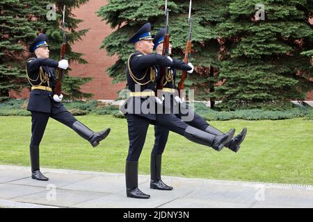 Soldati russi in marcia vicino al muro del Cremlino. Cambio della guardia d'onore del reggimento presidenziale della Russia Foto Stock