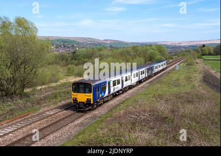 Northern Class 150's 150145 150140 2K76 1119 Blackburn a Kirkby passa Smithy Bridge. 20th aprile 2022. Foto Stock