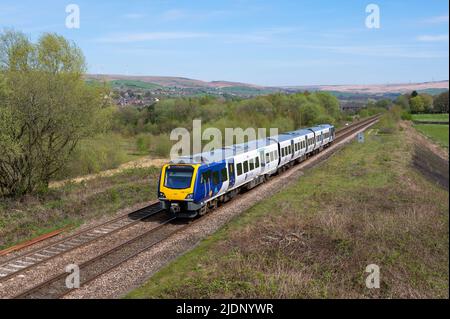 Smithy Bridge, Greater Manchester, Regno Unito. Dal 195110 1042 Leeds a Chester oltrepassa Smithy Bridge. 20th aprile 2022. Foto Stock