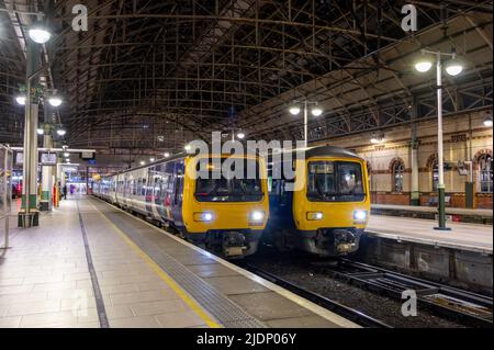 Classe settentrionale 323233 e 323233, Manchester Piccadilly. REGNO UNITO. 23rd aprile 2022. Foto Stock