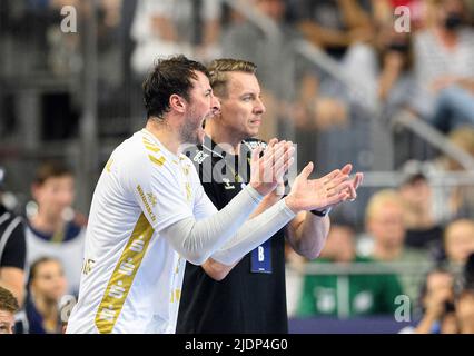 Da sinistra a destra Domagoj DUVNJAK (KI), allenatore Filip JICHA (KI), applaudimento, gesto, gesto, palla a mano Champions League finale quattro, partita per 3rd posto. THW Kiel (KI) vs Telekom Veszrem (Vesz) 37 : 35 NS, il 19 giugno 2022 a Colonia/Germania. Â Foto Stock