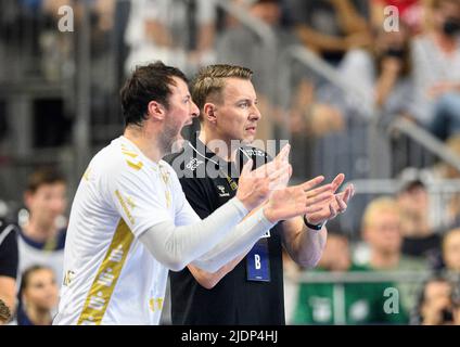 Da sinistra a destra Domagoj DUVNJAK (KI), allenatore Filip JICHA (KI), applaudimento, gesto, gesto, palla a mano Champions League finale quattro, partita per 3rd posto. THW Kiel (KI) vs Telekom Veszrem (Vesz) 37 : 35 NS, il 19 giugno 2022 a Colonia/Germania. Â Foto Stock
