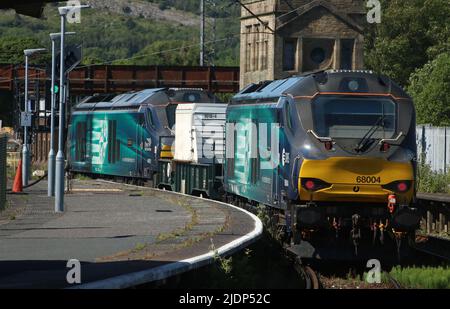 Treno di fiasche nucleari, top e trainato da Direct RAL Services classe 68 Loco diesel-elettrici UKLight 68004 e 68001, stazione di Carnforth 22nd giugno 2022. Foto Stock