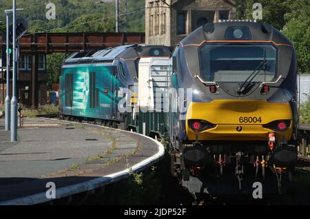 Treno di fiasche nucleari, top e trainato da Direct RAL Services classe 68 Loco diesel-elettrici UKLight 68004 e 68001, stazione di Carnforth 22nd giugno 2022. Foto Stock