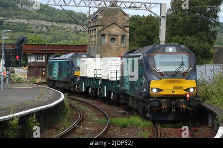 Treno di fiasche nucleari, top e trainato da Direct RAL Services classe 68 Loco diesel-elettrici UKLight 68004 e 68001, stazione di Carnforth 22nd giugno 2022. Foto Stock