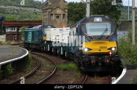 Treno di fiasche nucleari, top e trainato da Direct RAL Services classe 68 Loco diesel-elettrici UKLight 68004 e 68001, stazione di Carnforth 22nd giugno 2022. Foto Stock