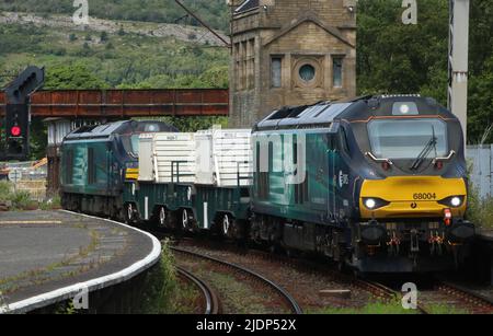 Treno di fiasche nucleari, top e trainato da Direct RAL Services classe 68 Loco diesel-elettrici UKLight 68004 e 68001, stazione di Carnforth 22nd giugno 2022. Foto Stock