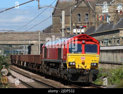 Classe 66 luogo diesel-elettrico, 66 070, in livrea rossa DB Cargo UK passando attraverso Carnforth sulla linea principale West Coast mercoledì 22nd giugno 2022. Foto Stock