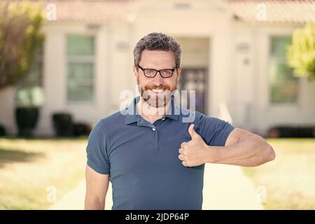 buona salute degli occhi di un ragazzo felice in occhiali con il pollice su gesto, cura degli occhi Foto Stock