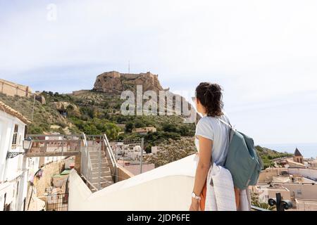 Vista posteriore del viaggiatore giovane donna con zaino, ad Alicante, Spagna Foto Stock