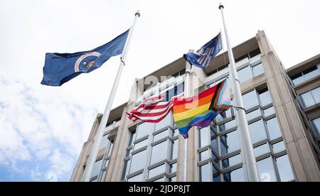 Washington, Distretto di Columbia, USA. 9th giugno 2022. La bandiera Progress Pride è vista volare presso la sede centrale della NASA Mary W. Jackson a Washington, DC. In riconoscimento del mese di LGBTQ Pride, la bandiera Progress Pride verrà fatta uscire dalla sede dell'agenzia per il mese di giugno. Credit: Joel Kowsky/NASA/ZUMA Press Wire Service/ZUMAPRESS.com/Alamy Live News Foto Stock