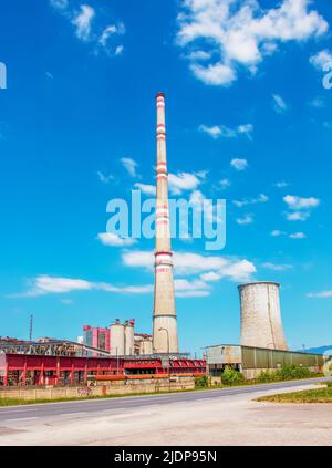 Centrale a carbone a Bojnice, Slovacchia. Produce 1,2 TWh di elettricità. Lavora su carbone marrone. Crisi energetica. Foto Stock