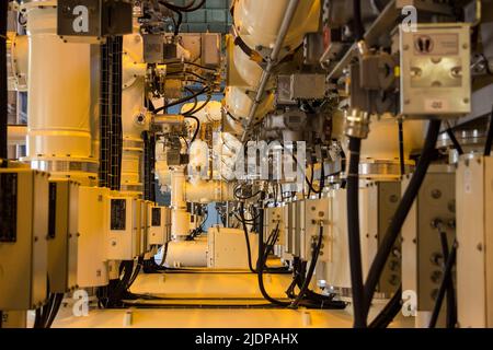 Gruppi di comando isolati a gas complessi all'interno della centrale nucleare Foto Stock