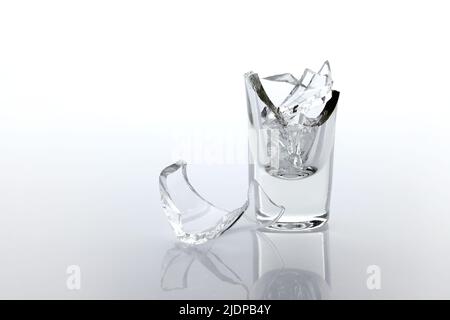 Schegge di calice di vetro rotto e riflessione su sfondo bianco Foto Stock