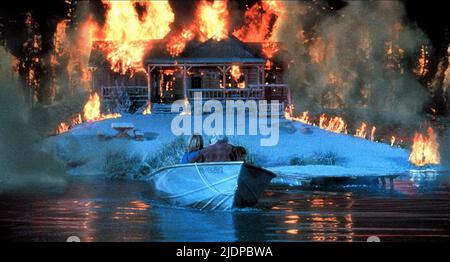 La barca lascia la casa in fiamme, Dante's Peak, 1997 Foto Stock