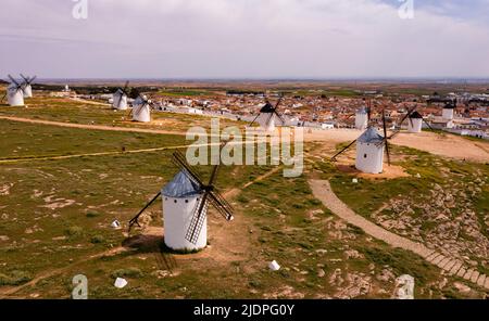 Drone foto di mulini a vento in campo de Criptana, Spagna Foto Stock